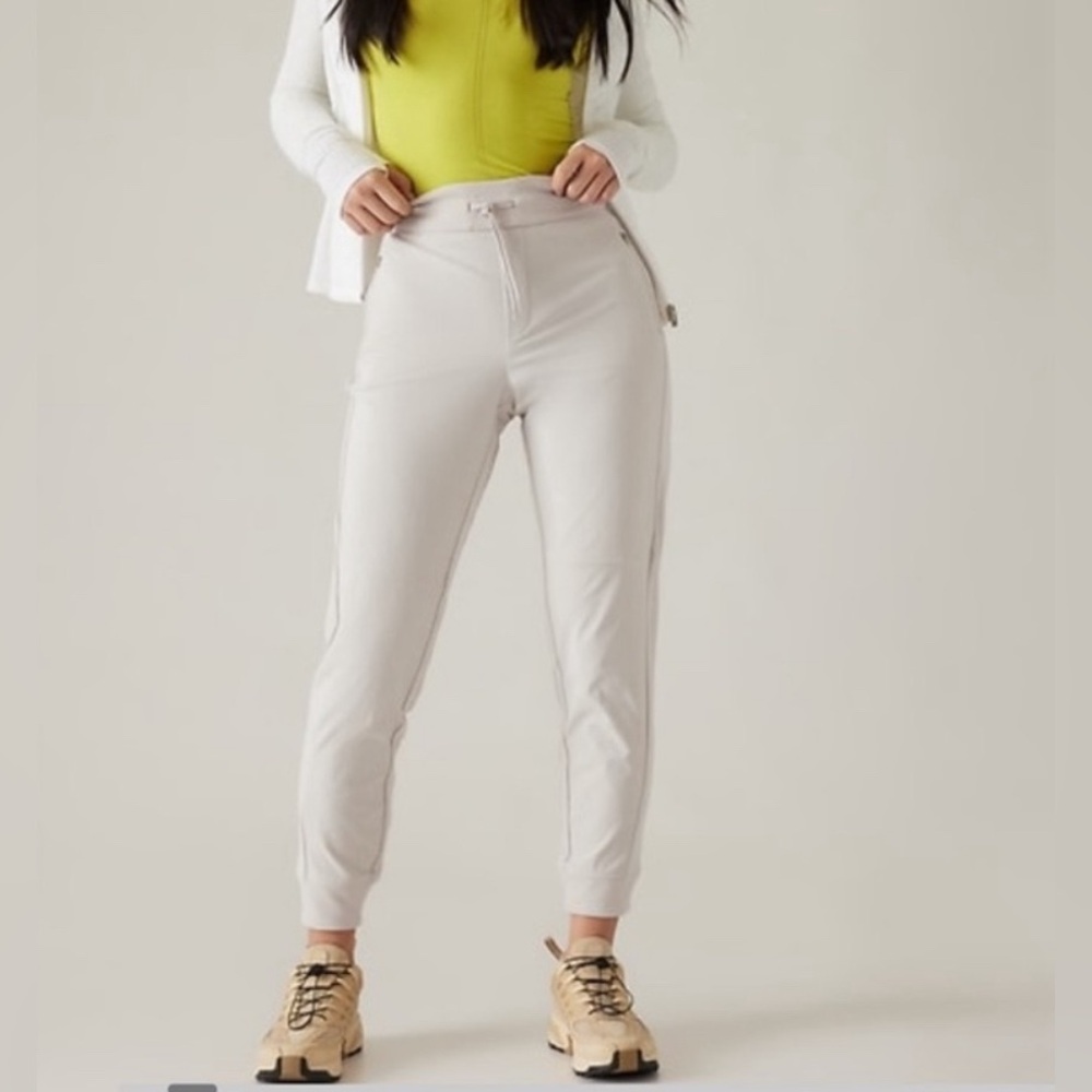 Athleta Headlands Hybrid Trek Mid Rise
Jogger // Birch Grey Size 6